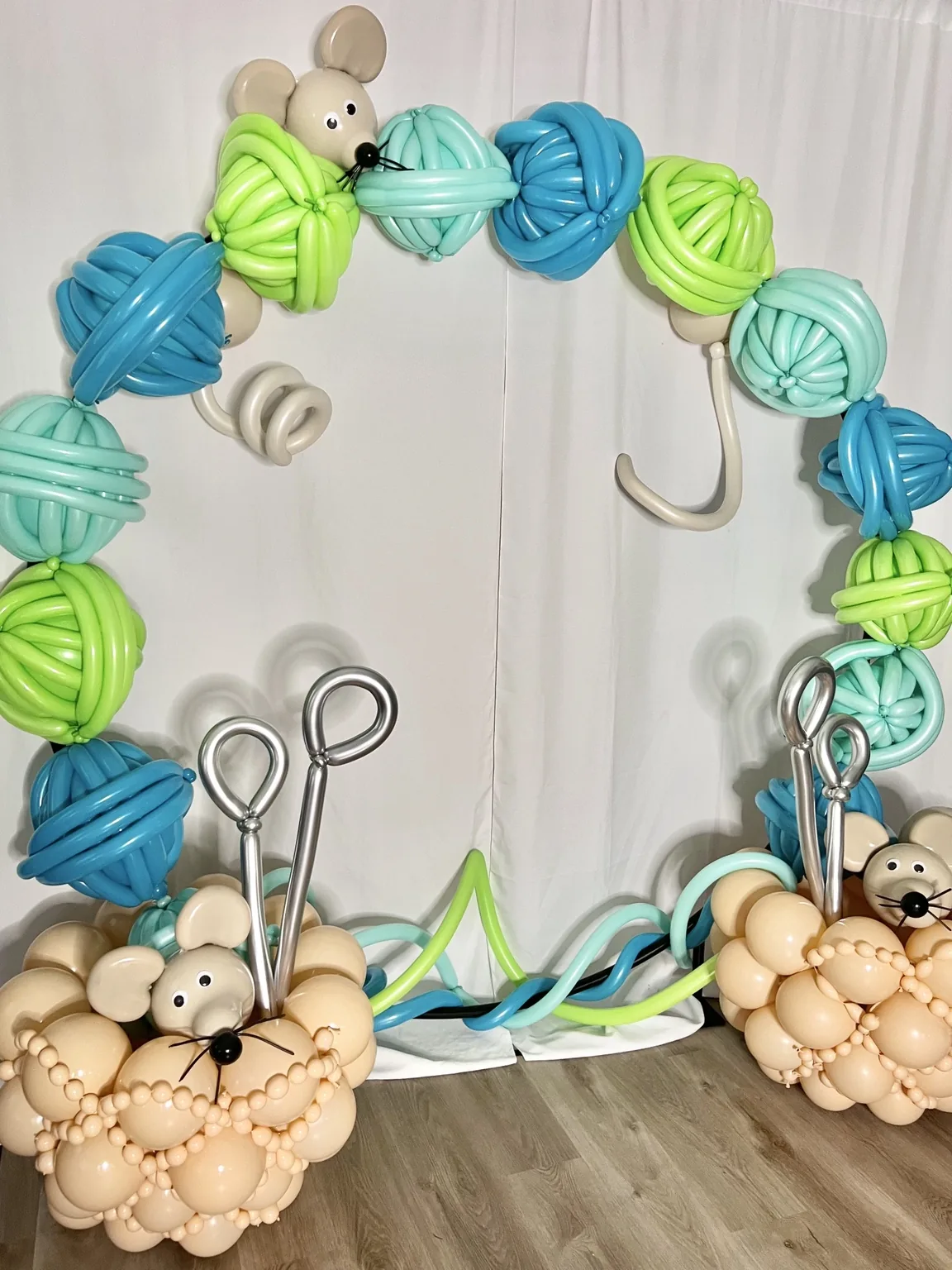 Balloon photo frame with mouse and craft theme